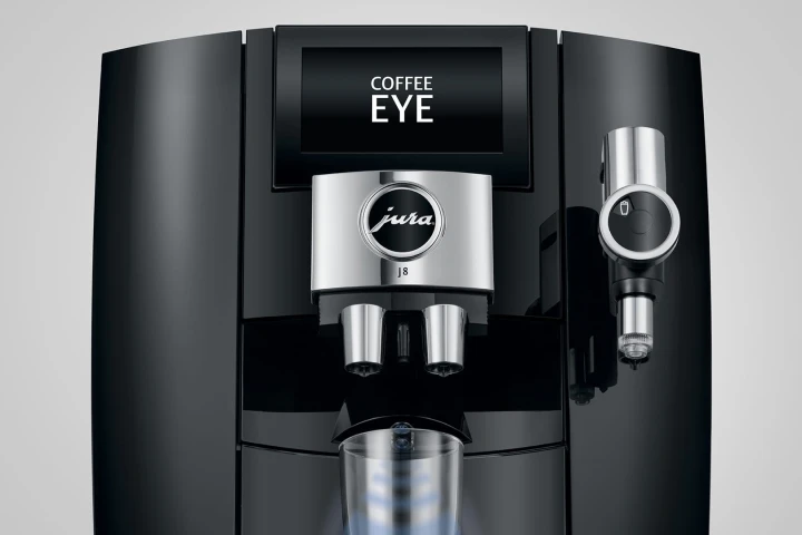 Ekspres Jura J8 w kolorze Piano Black, zaprezentowana funkcja Coffee Eye - czujnik wykrycia szklanki
