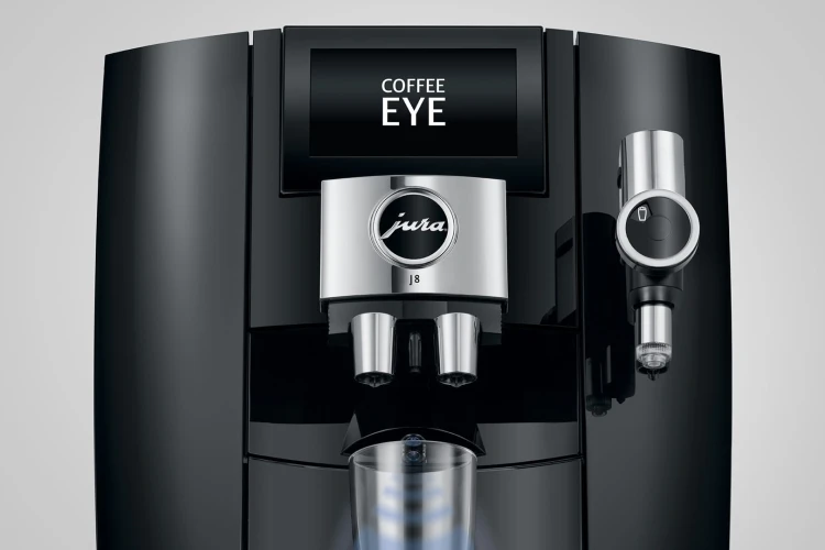 Ekspres Jura J8 w kolorze Piano Black, zaprezentowana funkcja Coffee Eye - czujnik wykrycia szklanki