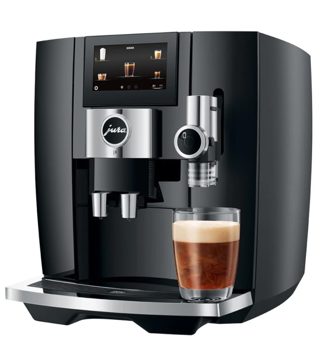 Ekspres Jura J8 w kolorze Piano Black, zaprezentowany od prawej strony, ze szklanką sweet latte