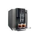 Ekspres Jura E6 EB w kolorze Dark Inox, zaprezentowany od lewej strony z dwiema kawami espresso, widok na zbiornik wody