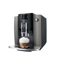 Ekspres Jura E6 EB w kolorze Dark Inox, zaprezentowany od prawej strony z cappuccino