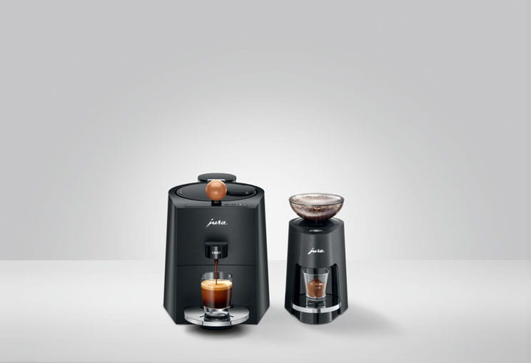 Ekspres Jura ONO w kolorze Coffee Black, zaprezentowany z wolnostojącym  młynkiem PAG