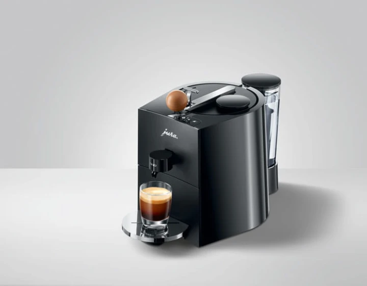 Ekspres Jura ONO w kolorze Coffee Black, zaprezentowany z prawej strony z kawą czarną