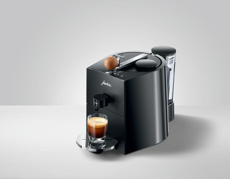 Ekspres Jura ONO w kolorze Coffee Black, zaprezentowany z prawej strony z kawą czarną