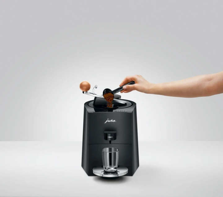 Ekspres Jura ONO w kolorze Coffee Black, prezentacja wsypywania kawy mielonej
