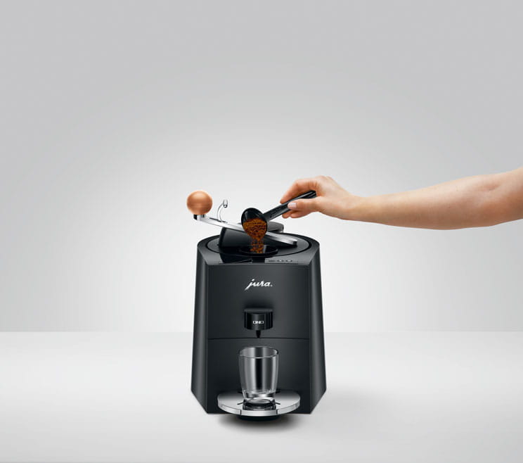 Ekspres Jura ONO w kolorze Coffee Black, prezentacja wsypywania kawy mielonej