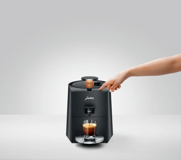 Ekspres Jura ONO w kolorze Coffee Black, prezentacja wykonania specjału kawowego