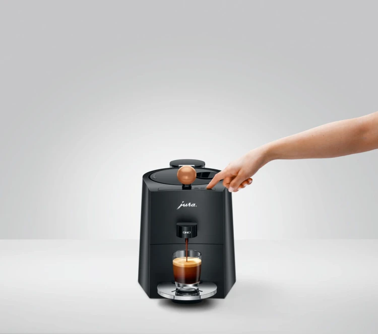 Ekspres Jura ONO w kolorze Coffee Black, prezentacja wykonania specjału kawowego