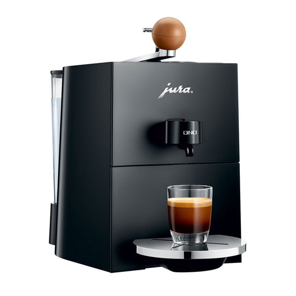 Ekspres Jura ONO w kolorze Coffee Black, widok z lewej strony z kawą espresso