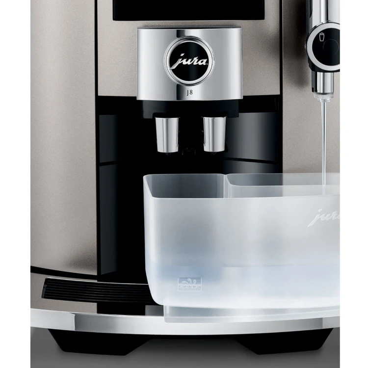 Ekspres Jura J8 w kolorze Midnight Silver, zaprezentowana funkcja automatycznego programu czyszczącego system mleczny