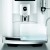 Ekspres Jura E8 EC w kolorze Piano White, prezentacja automatycznego programu czyszczenia systemu mleka