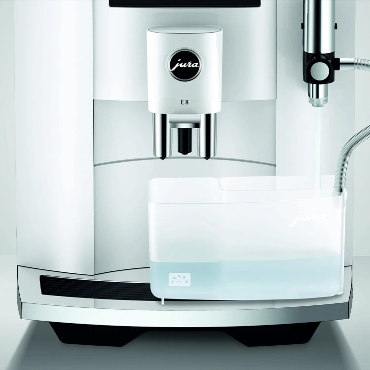 Ekspres Jura E8 EC w kolorze Piano White, prezentacja automatycznego programu czyszczenia systemu mleka