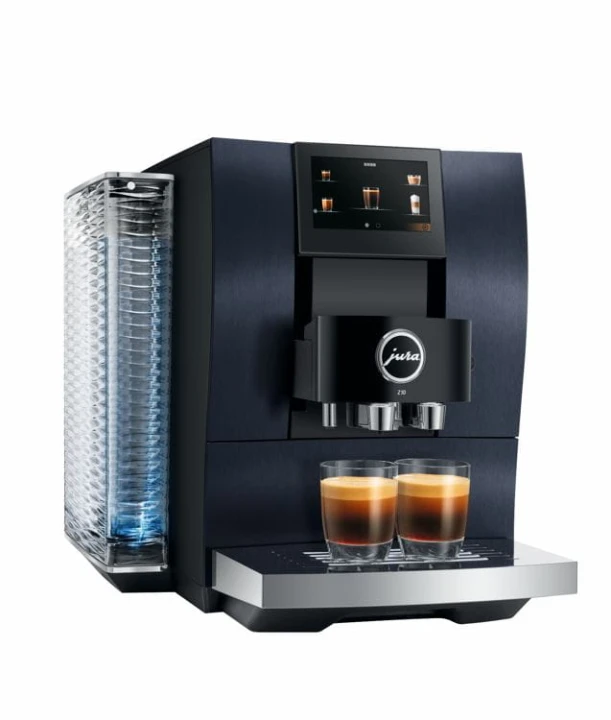 Ekspres Jura Z10 w kolorze granatowym, zaprezentowany od lewej strony, z widokiem na zbiornik wody oraz dwiema szklankami espresso