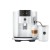 Ekspres Jura E8 EC w kolorze Piano White, zaprezentowany od frontu z kawą latte macchiato oraz białą chłodziarką Cool Control