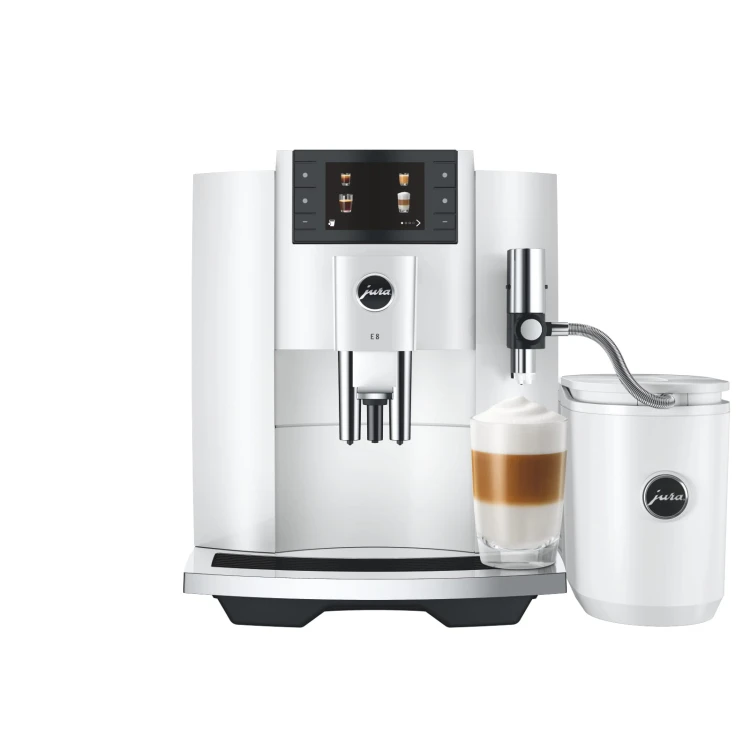Ekspres Jura E8 EC w kolorze Piano White, zaprezentowany od frontu z kawą latte macchiato oraz białą chłodziarką Cool Control