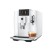 Ekspres Jura E8 EC w kolorze Piano White, zaprezentowany z prawej strony z kawą flat white