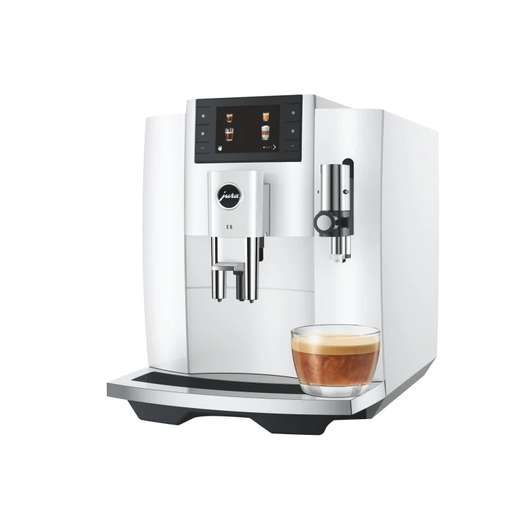 Ekspres Jura E8 EC w kolorze Piano White, zaprezentowany z prawej strony z kawą flat white
