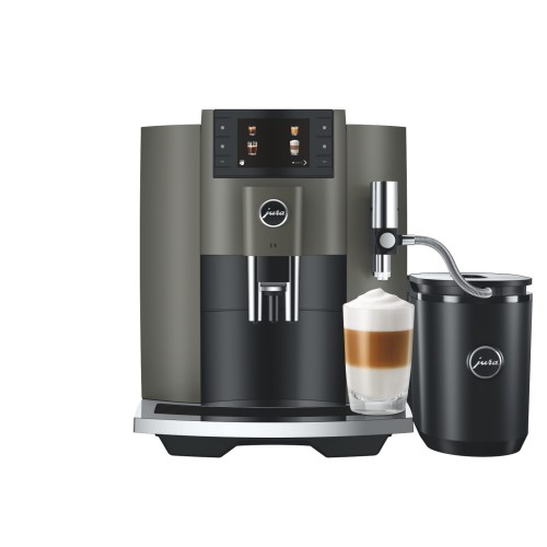 Ekspres Jura E8 EC w kolorze Dark Inox, generacja czwarta, zaprezentowany od frontu z kawą latte macchiato oraz czarną chłodziarką Cool Control