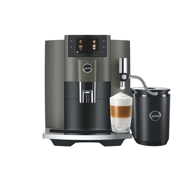 Ekspres Jura E8 EC w kolorze Dark Inox, generacja czwarta, zaprezentowany od frontu z kawą latte macchiato oraz czarną chłodziarką Cool Control