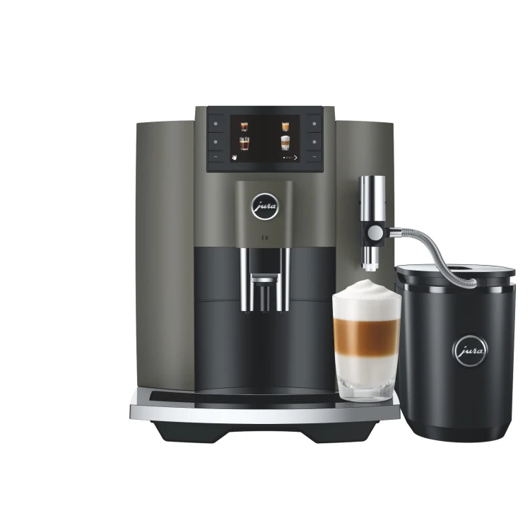 Ekspres Jura E8 EC w kolorze Dark Inox, generacja czwarta, zaprezentowany od frontu z kawą latte macchiato oraz czarną chłodziarką Cool Control