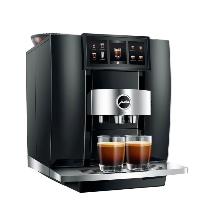 Ekspres Jura GIGA 10 w kolorze Diamond Black - błyszczącej czerni, zaprezentowany od lewej strony, z dwiema szklankami espresso