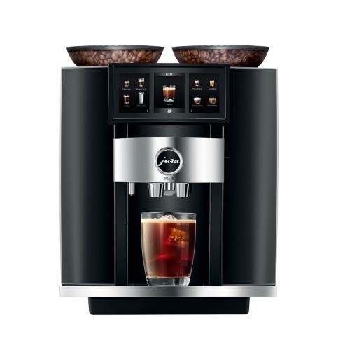 Ekspres Jura GIGA 10 w kolorze Diamond Black - błyszczącej czerni, zaprezentowany ze szklanką kawy Cold-brew