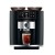 Ekspres Jura GIGA 10 w kolorze Diamond Black - błyszczącej czerni, zaprezentowany ze szklanką kawy Cold-brew