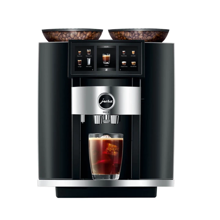 Ekspres Jura GIGA 10 w kolorze Diamond Black - błyszczącej czerni, zaprezentowany ze szklanką kawy Cold-brew