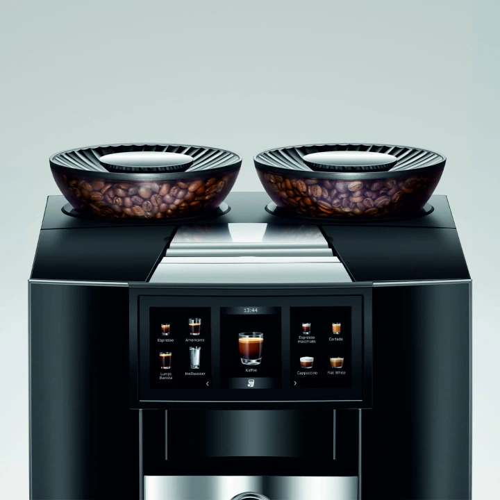 Ekspres Jura GIGA 10 w kolorze Diamond Black - błyszczącej czerni, przybliżenie na ekran panorama i dwa zbiorniki na ziarna