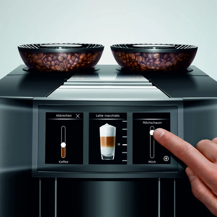 Ekspres Jura GIGA 10 w kolorze Diamond Black - błyszczącej czerni, widok na ekran panorama z personalizacją kawy latte macchiato