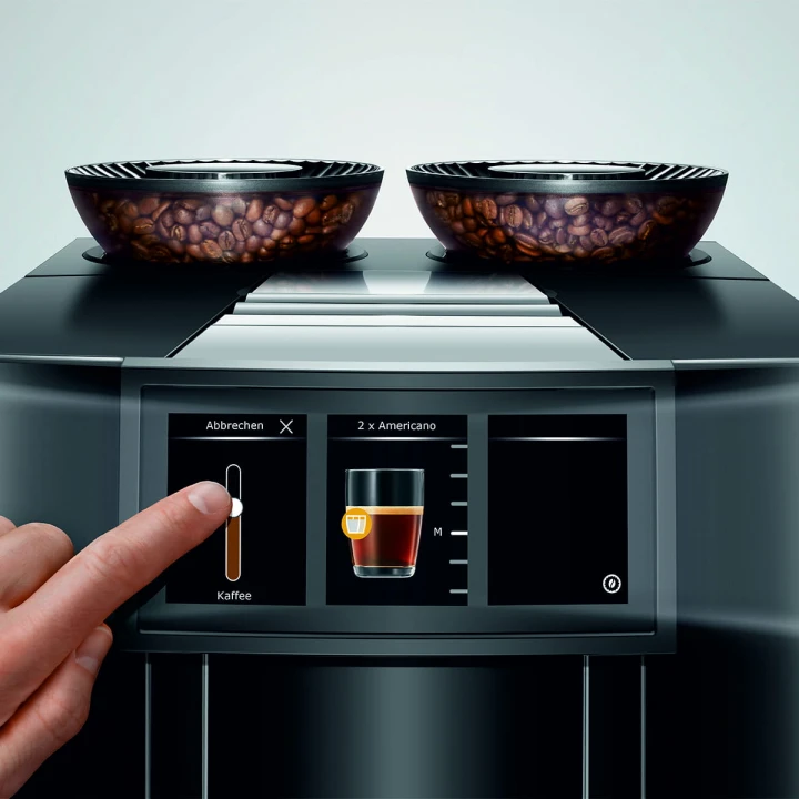 Ekspres Jura GIGA 10 w kolorze Diamond Black - błyszczącej czerni, widok na ekran panorama z personalizacją podwójnej kawy americano