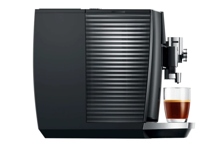 Ekspres Jura J8 Twin w kolorze Diamond Black, zaprezentowany od lewej strony strony, widok na zbiornik wody