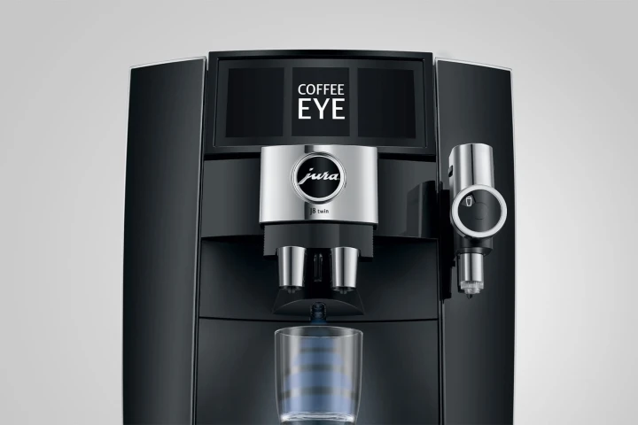 Ekspres Jura J8 Twin w kolorze Diamond Black, zaprezentowana funkcja Coffee Eye - czujnik wykrycia szklanki