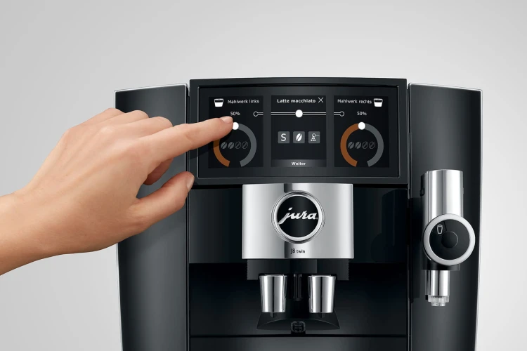 Ekspres Jura J8 Twin w kolorze Diamond Black, zaprezentowany ekran panorama z personalizacją kawy latte macchiato