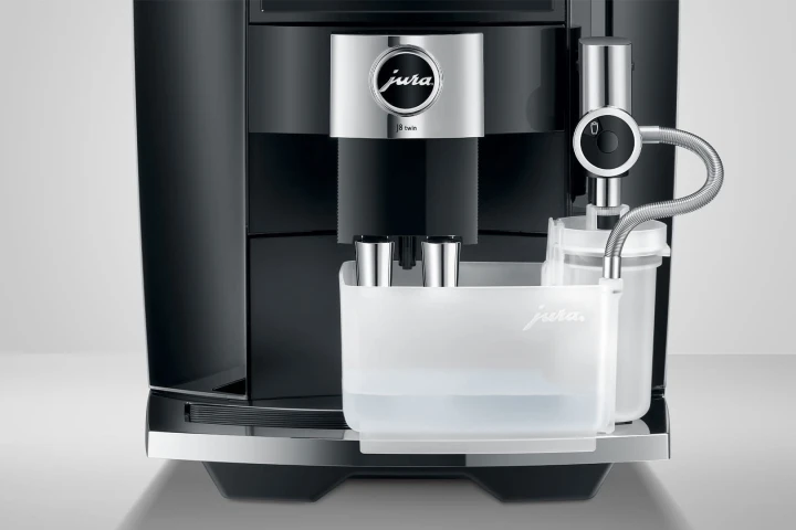 Ekspres Jura J8 Twin w kolorze Diamond Black, zaprezentowana funkcja automatycznego programu czyszczenia systemu mlecznego