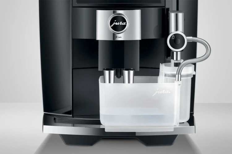Ekspres Jura J8 Twin w kolorze Diamond Black, zaprezentowana funkcja automatycznego programu czyszczenia systemu mlecznego