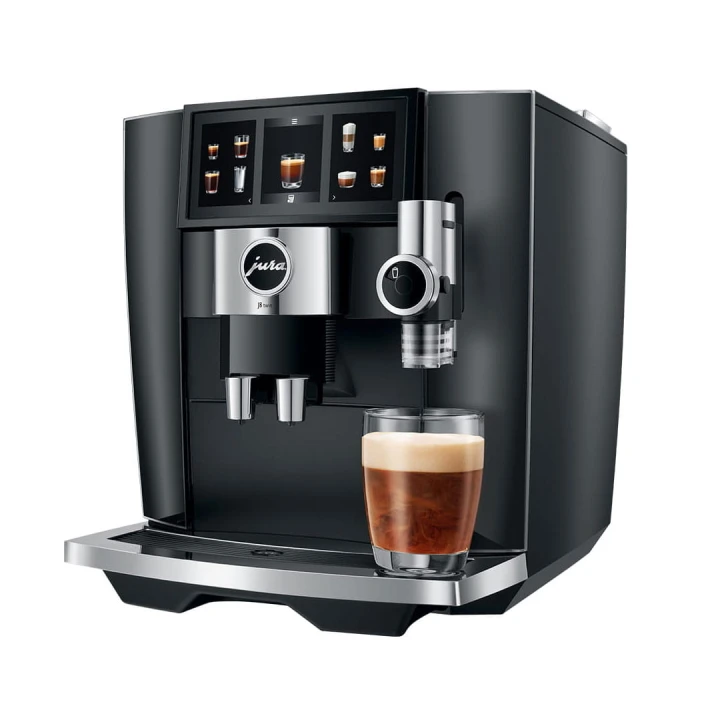 Ekspres Jura J8 Twin w kolorze Diamond Black, zaprezentowany od prawej strony, ze szklanką kawy sweet latte