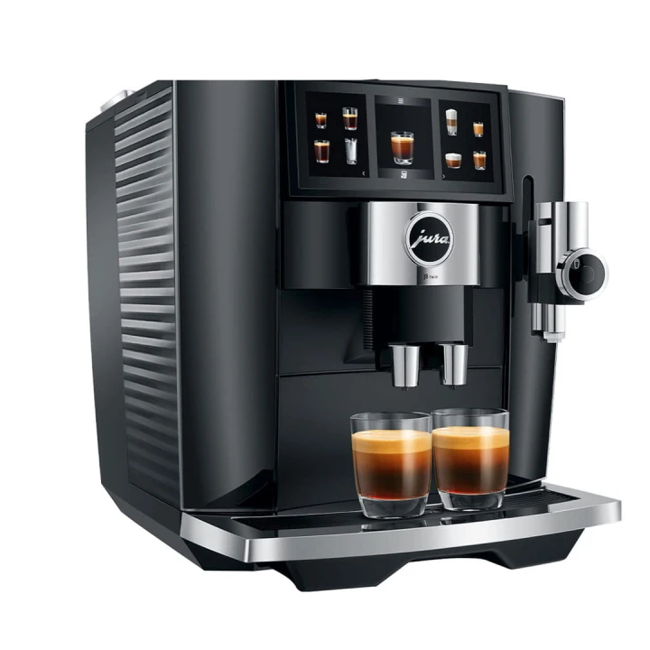 Ekspres Jura J8 Twin w kolorze Diamond Black, zaprezentowany od lewej strony, z widokiem na zbiornik wody i z dwiema kawami espresso