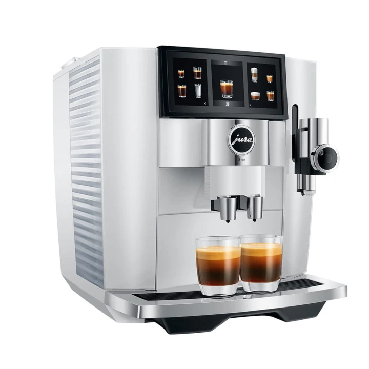Ekspres Jura J8 Twin w kolorze Diamond White, zaprezentowany od lewej strony, z widokiem na zbiornik wody i z dwiema kawami espresso