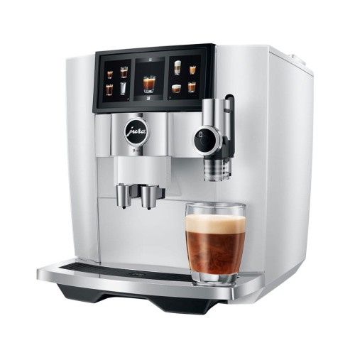 Ekspres Jura J8 Twin w kolorze Diamond White, zaprezentowany od prawej strony, ze szklanką kawy sweet latte