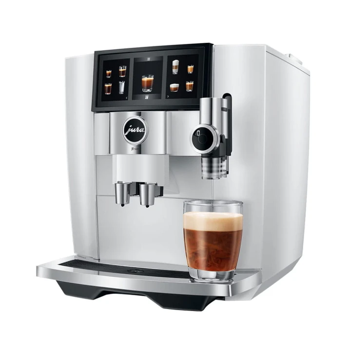 Ekspres Jura J8 Twin w kolorze Diamond White, zaprezentowany od prawej strony, ze szklanką kawy sweet latte