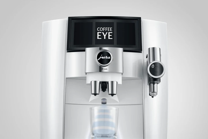 Ekspres Jura J8 Twin w kolorze Diamond White, zaprezentowana funkcja Coffee Eye - czujnik wykrycia szklanki