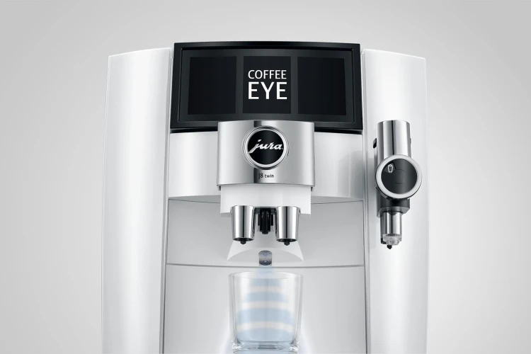 Ekspres Jura J8 Twin w kolorze Diamond White, zaprezentowana funkcja Coffee Eye - czujnik wykrycia szklanki