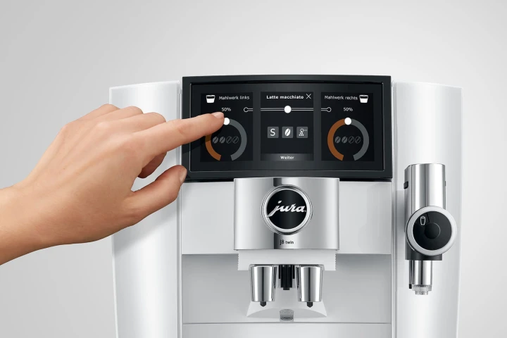 Ekspres Jura J8 Twin w kolorze Diamond White, zaprezentowany ekran panorama z personalizacją kawy latte macchiato