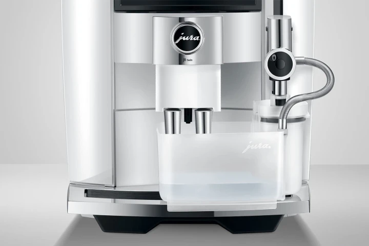 Ekspres Jura J8 Twin w kolorze Diamond White, zaprezentowana funkcja automatycznego programu czyszczenia systemu mlecznego