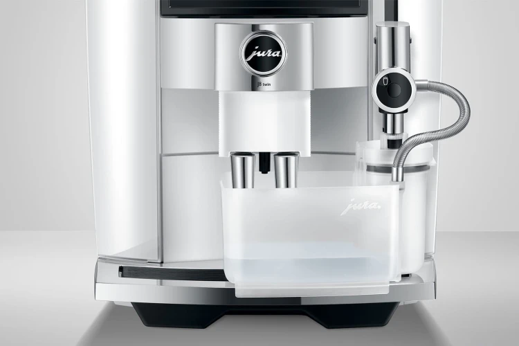Ekspres Jura J8 Twin w kolorze Diamond White, zaprezentowana funkcja automatycznego programu czyszczenia systemu mlecznego