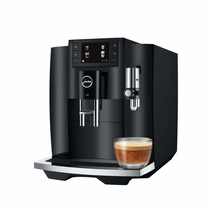 Ekspres Jura E8 EC w kolorze Piano Black, zaprezentowany z prawej strony z kawą flat white