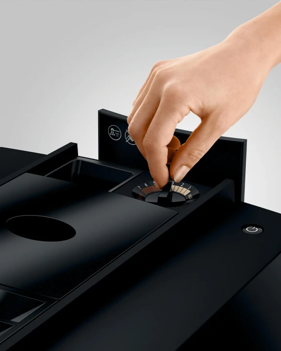 Ekspres Jura S8 EB w kolorze Piano Black z prezentacją funkcji regulacji grubości mielenia na postoju
