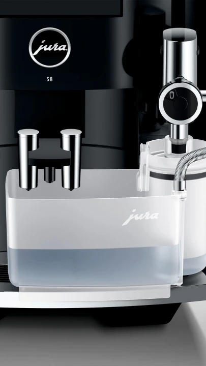 Ekspres Jura S8 EB w kolorze Piano Black z prezentacją automatycznego programu czyszczenia systemu mlecznego