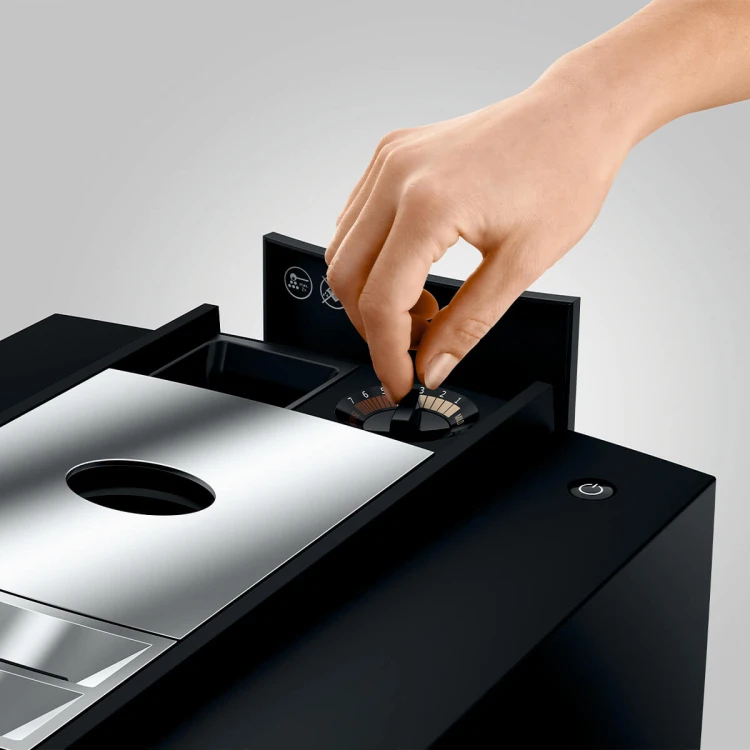 Ekspres Jura S8 EB w kolorze Dark Inox z prezentacją funkcji regulacji grubości mielenia na postoju